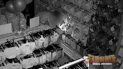 男子偷女子内衣被监控拍到,男子偷走400件女士内衣
