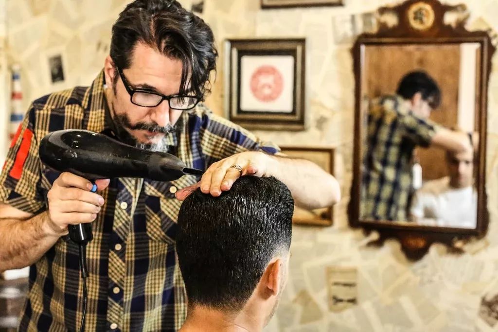 酒瓶装*草烟**香，这个老派作风的新锐护发品牌被收购