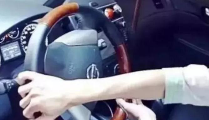 容易引起爆胎的停车方式,120码高速路车爆胎如何自救