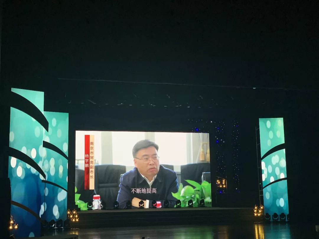 今天，这所学校的生日会惊艳全场