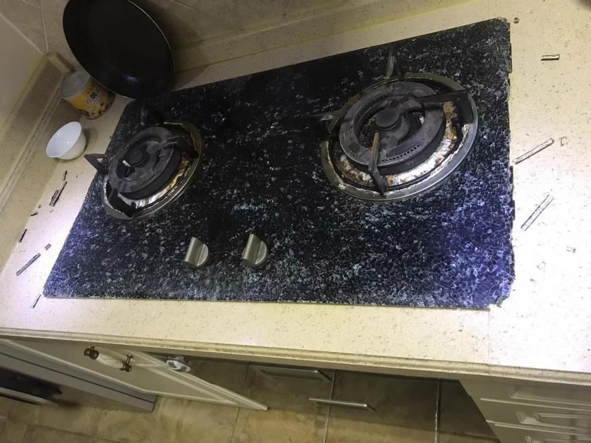 燃气灶玻璃面板炸裂还能做饭吗,做饭时燃气灶台面为何爆炸