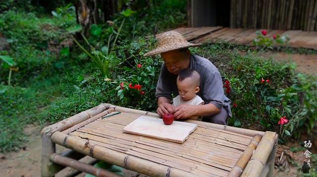 63岁中国大爷靠玩木头火到国外,61岁中国大爷惊呆老外
