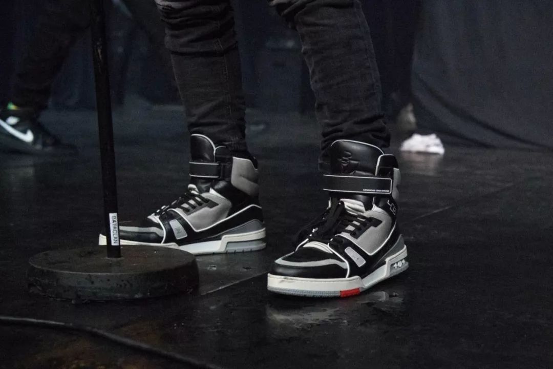 不知道买哪款运动鞋,秋冬不知道买什么女鞋好看