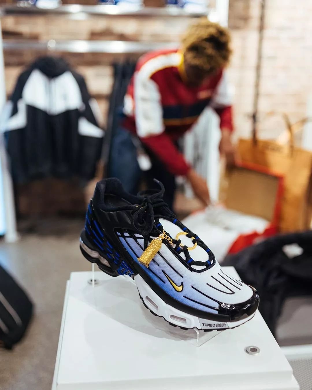 鞋店员工折扣这么多，但很多店员依然拼命还着信用卡