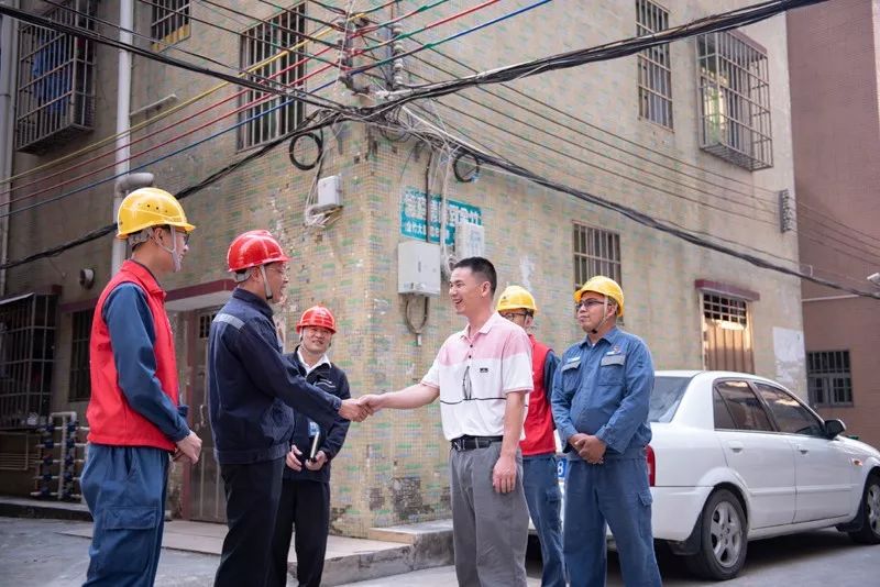 电网男女送礼都有啥？网友：送个锤子