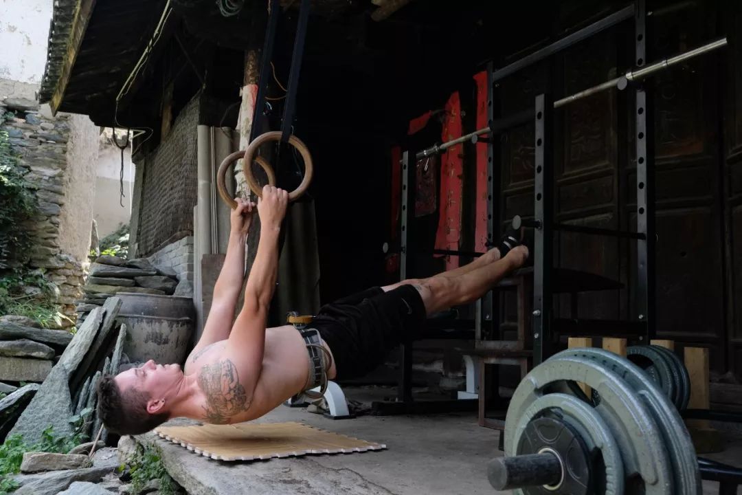 在“山洞”里过了两年乌托邦的生活，我渐渐明白了安定的意义