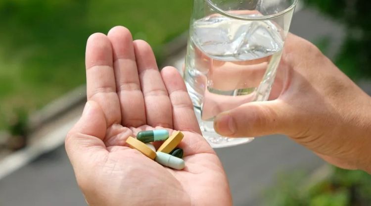 是药三分毒的正确解读,吃药怎么喝水也有讲究