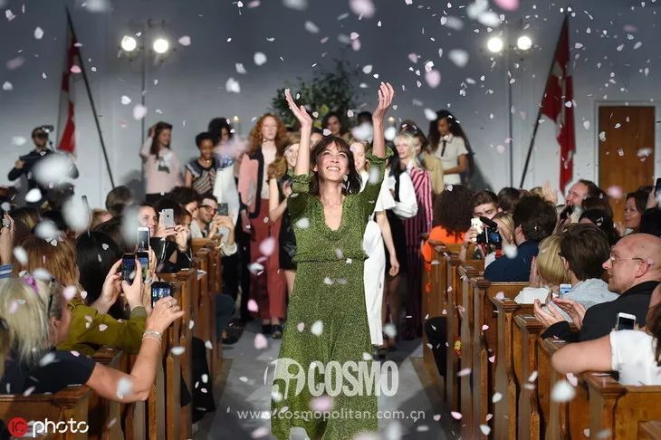 好久不见的ITgirl钟小姐，毛衣很不错喔