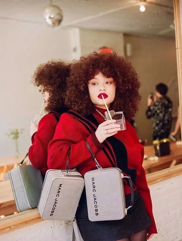 看中一个包包看了很久还是喜欢,看上了一款新款包包