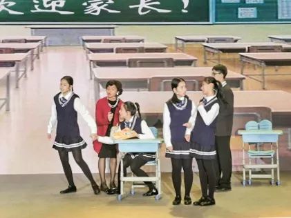 足球夺冠捧杯超燃瞬间,双双夺取冠军