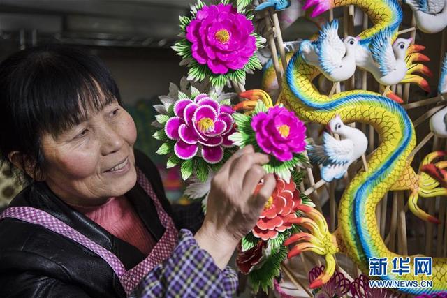 “秦东巧娘”李金贤巧手捏出新生活