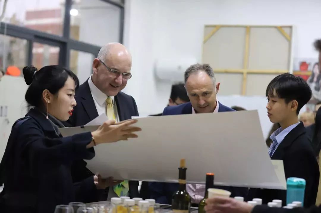 厉害了！16所英国名校大学校长齐聚武汉这所高中，与师生共话创意教育