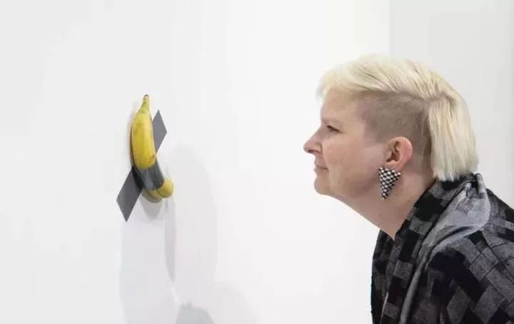 艺术大神卡特兰仅用一根香蕉就废掉了迈阿密巴塞尔200多家画廊!可是突然被另一个艺术家当场吃掉了