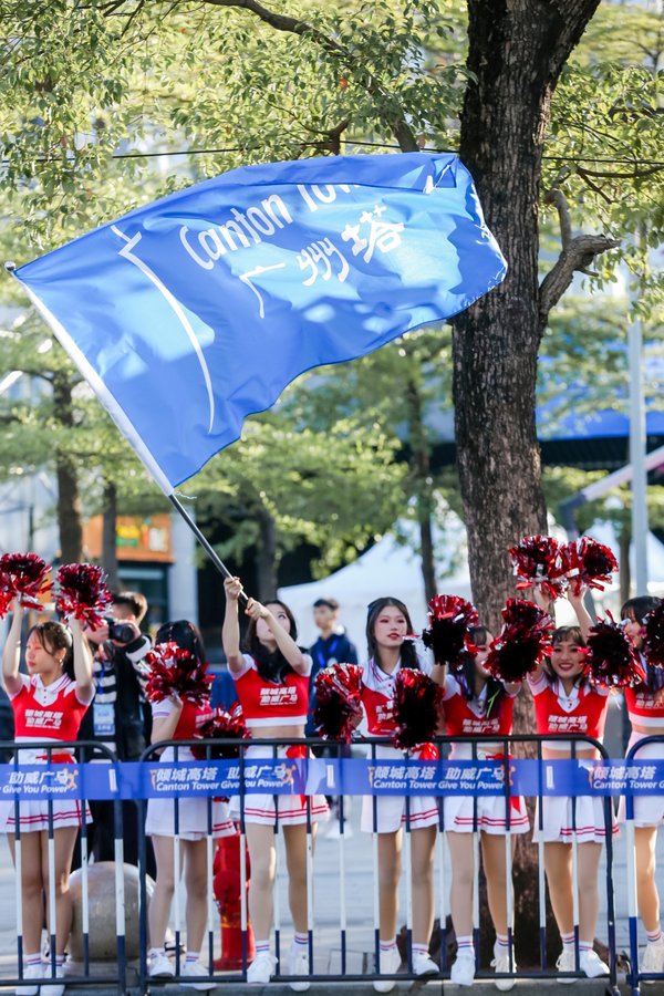 倾城高塔，助威广马小蛮腰拉拉队舞动地标，为2019广马跑手加油