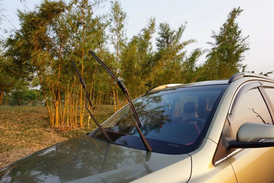 严重老化开裂,雨刮还不换?只会加玻璃水的7年老司机终于迎来换雨刮首秀!宝骏560女车主“*力暴**”安装的新雨刮,靠谱吗?