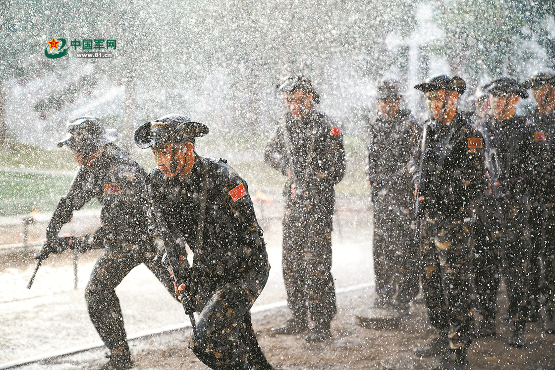 驻澳门部队与市民互动,驻澳门部队1999年官兵