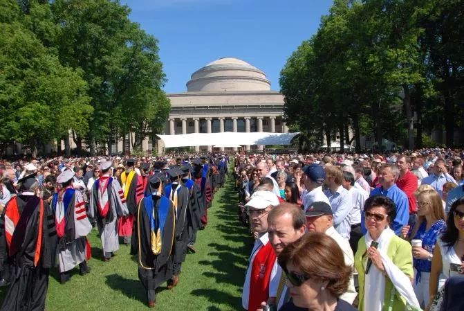 上海妈妈放弃重点中学，送孩子留学英国，网友们怼起来了