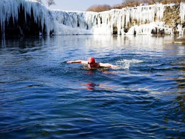 镜泊湖冬日瀑布,冬天镜泊湖吊水楼瀑布