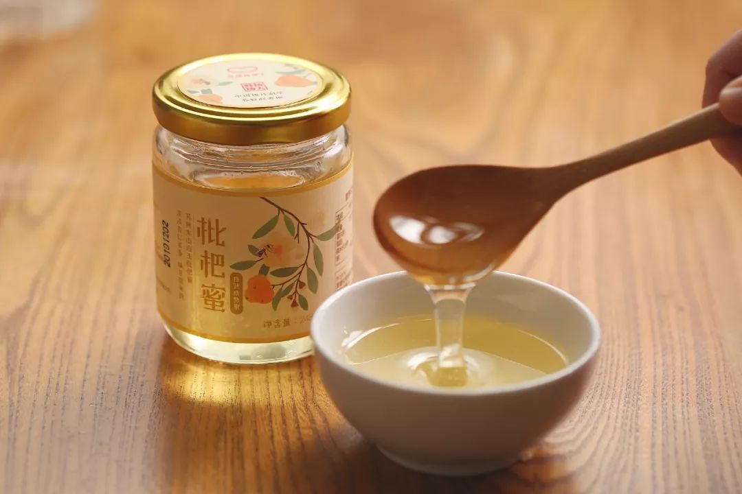 向大学蜂蜜研究所定制了一罐枇杷冬蜜，甜甜润润杏仁香