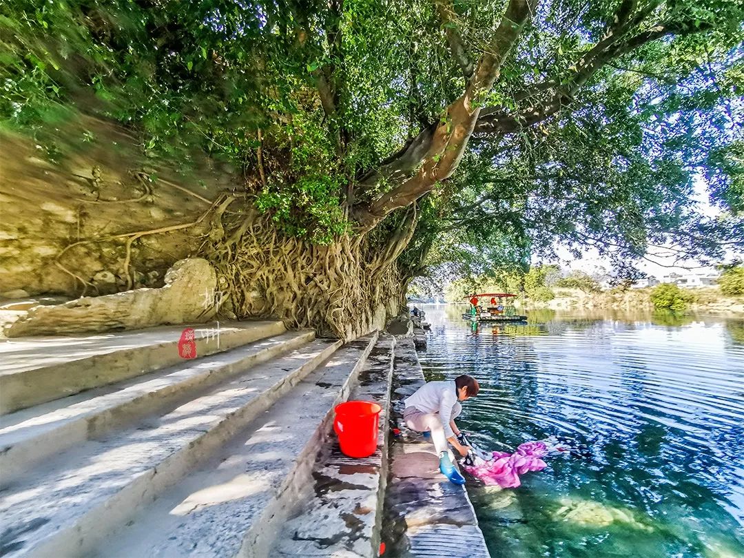 这个古镇好奇怪，门前放元宝，商号大门开洞，城隍爷与关二爷作伴