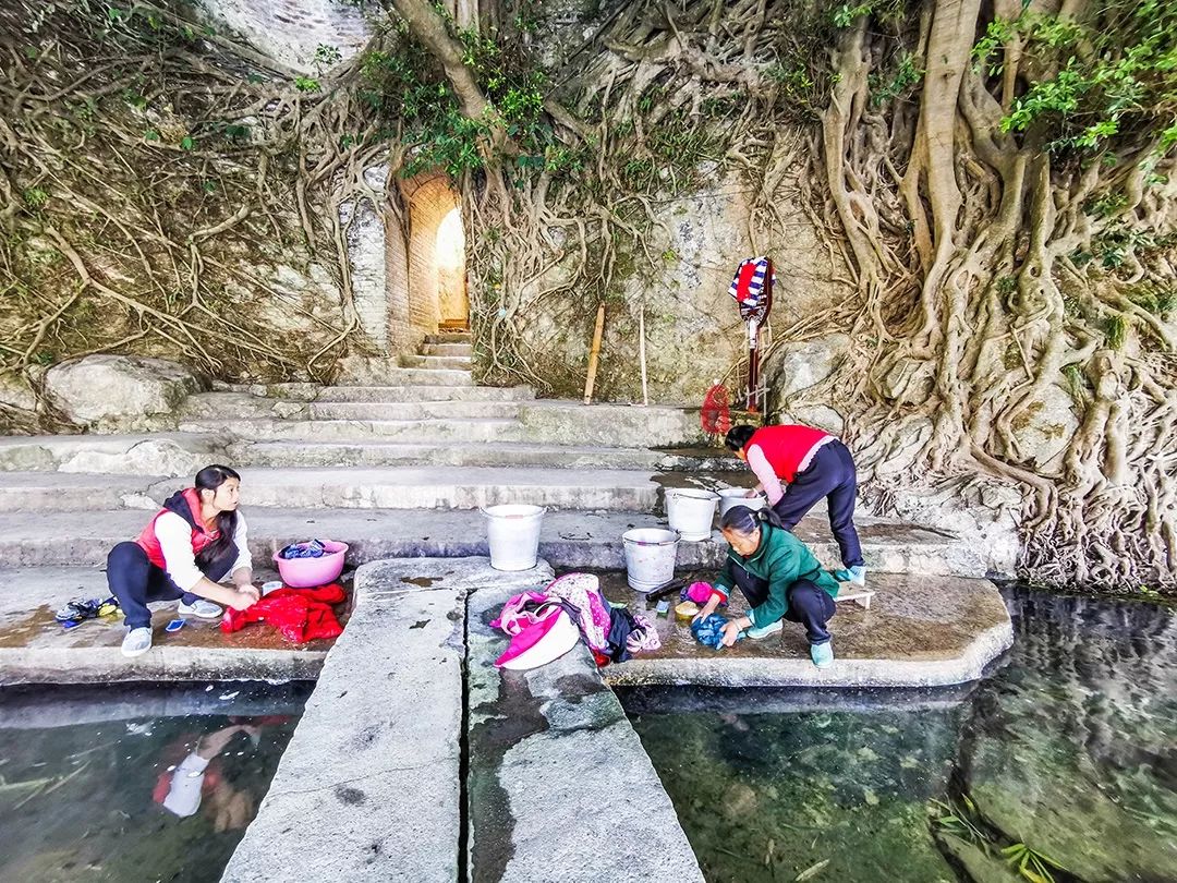 这个古镇好奇怪，门前放元宝，商号大门开洞，城隍爷与关二爷作伴