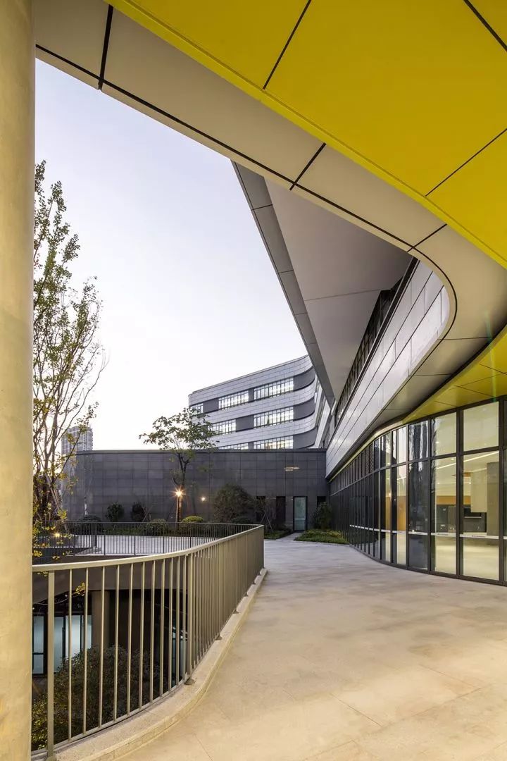 拒绝“千校一律”,浙大教院附中完成漂浮立体校园