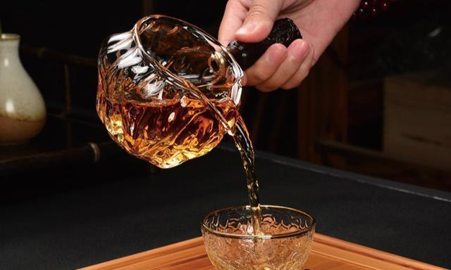 泡绿茶先放茶叶还是先倒水,绿茶冲泡是先放茶叶还是先倒水