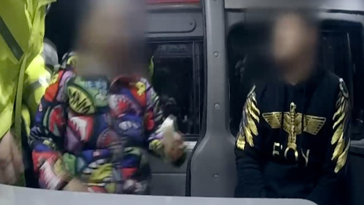 c罗飞过来头球,c罗腾空头球街头