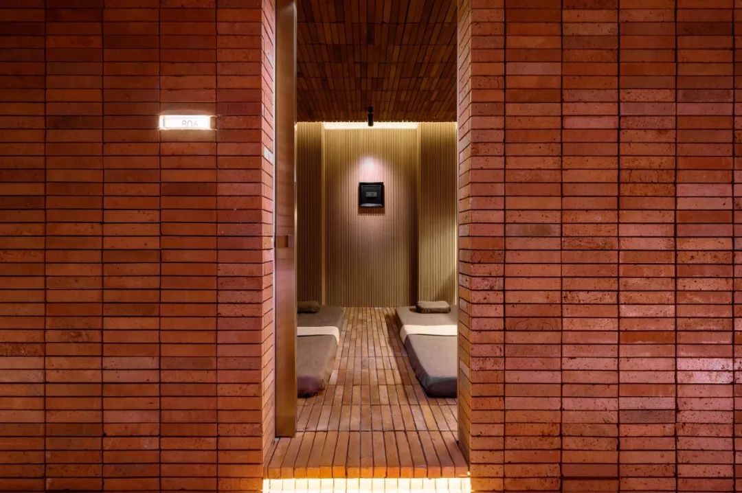 30岁入选福布斯的设计怪咖，竟把“按摩房”做成了冥想佛堂