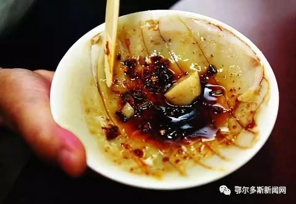 老板端来一碗饭,老板来一碗清汤