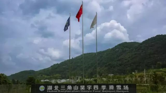 攀一座山看一场雪爱一个人,攀一座山看一场雪追一个梦图片