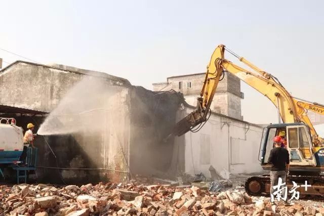 没了！春节高速公路小客车免费；常住人口300万以下城市取消落户限制|听佛山