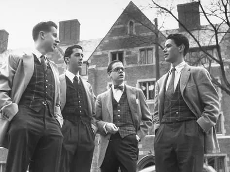 每次坐下牛仔裙后面都出现褶皱,坐下时衬衫扣子翘起