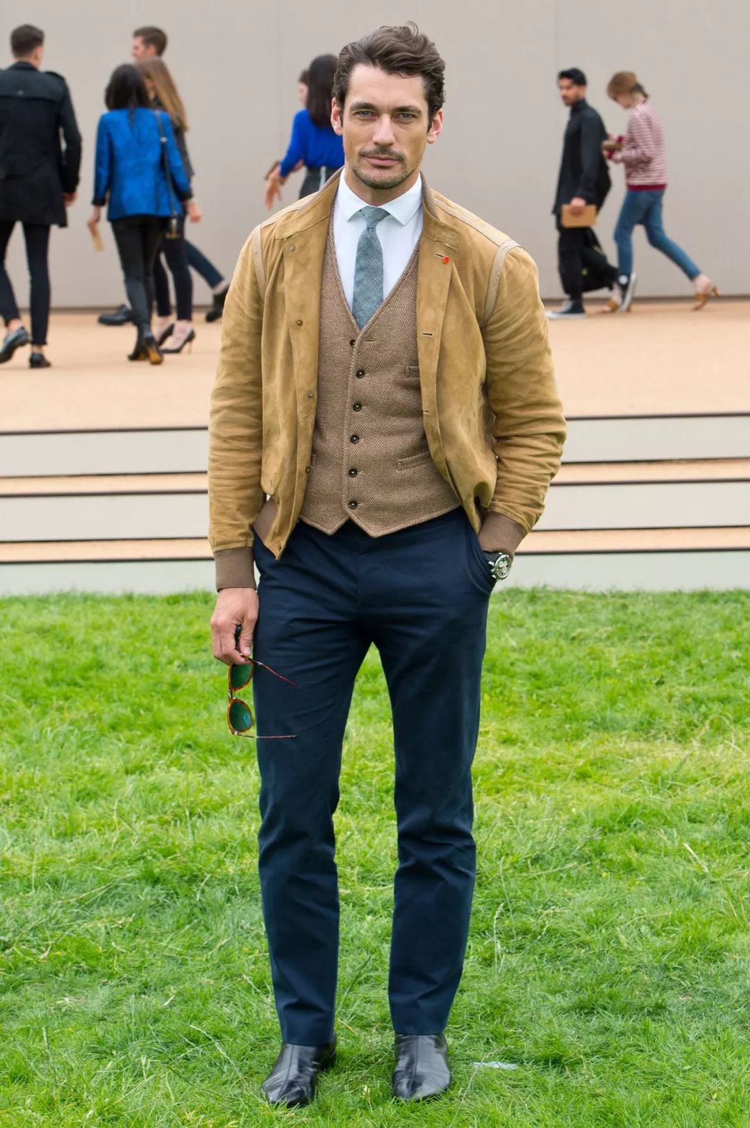 每次坐下牛仔裙后面都出现褶皱,坐下时衬衫扣子翘起