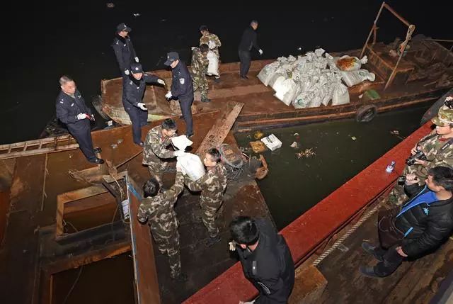 两吨跨国*私走**巨量*毒冰**陆丰甲子港现形记——广东省公安厅“11·24”专案侦办纪实