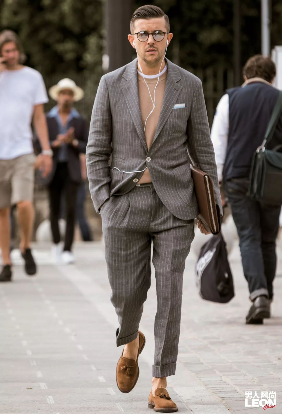 如何通过眼镜找到合适的发型,发型和脸型搭配