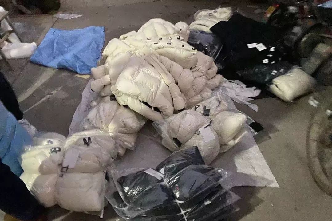 平湖羽绒服假货事件,浙江嘉兴平湖假羽绒服