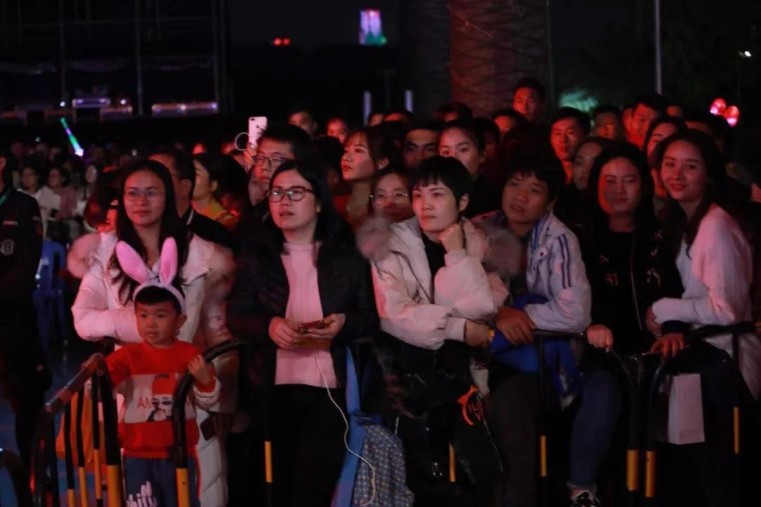 南宁无人机最新消息,广西南宁1000架无人机矩阵光影秀