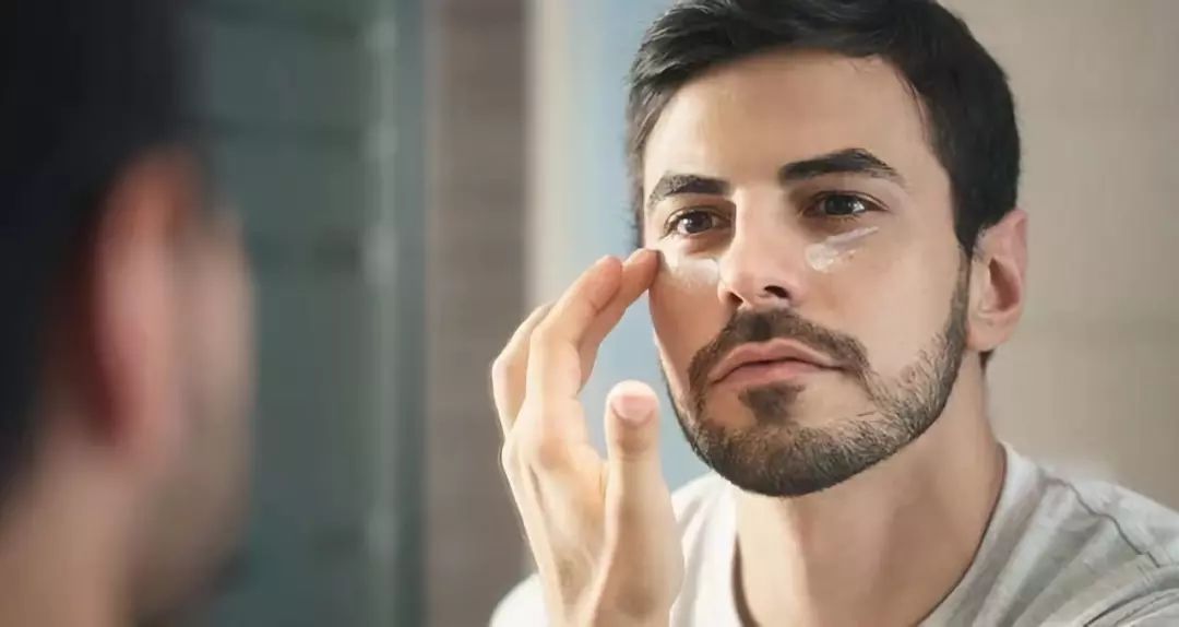 晚上应该是男人最忙的时候,晚上才是男人独处的时间