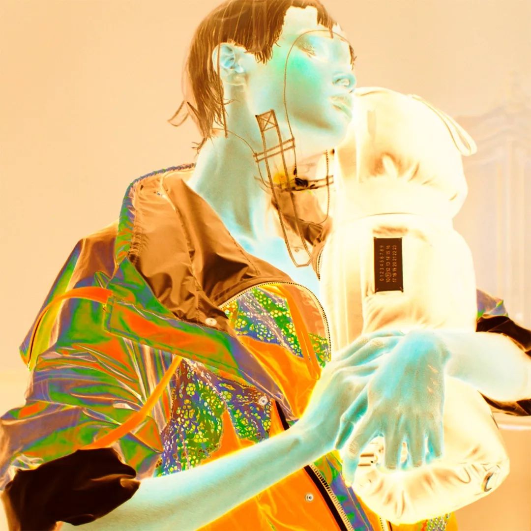 帮McQueen直播、给英女王拍照、被RafSimons致敬——这间工作室真传奇