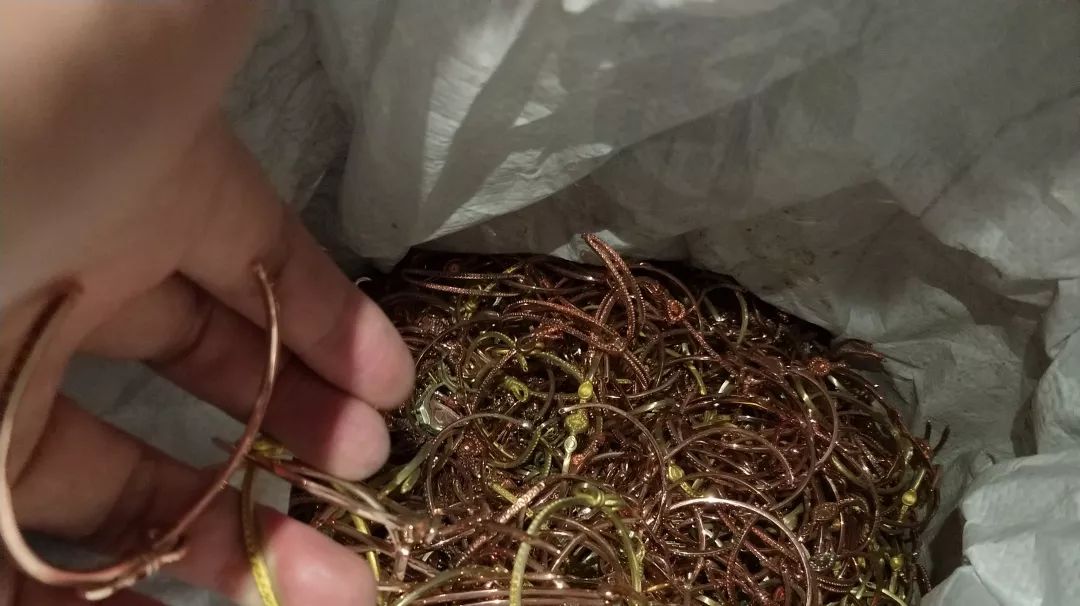 执法人员揭露珠宝店,执法人员现场查处商家谎话连篇