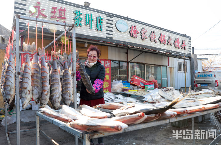 晾晒的各种鱼悬挂路边很是壮观，面包鱼价格为35元一斤，大鲈鱼42一斤……