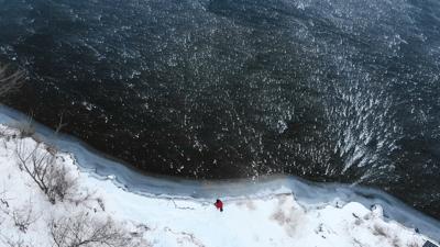 冰天雪地送快递最怕遇上道路结冰,道路结冰外卖小哥拖箱送餐