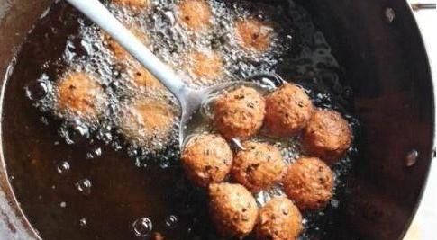 怎么处理炸菜剩下的油,怎么样处理炸过东西的油