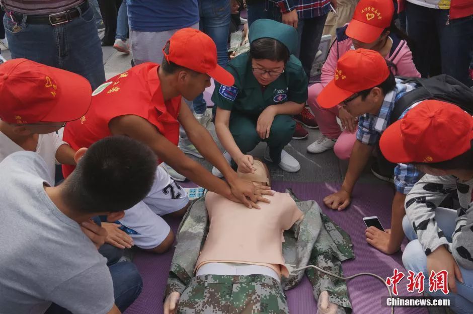 心肺复苏压断老太12根肋骨后续,急救老太压断肋骨二审