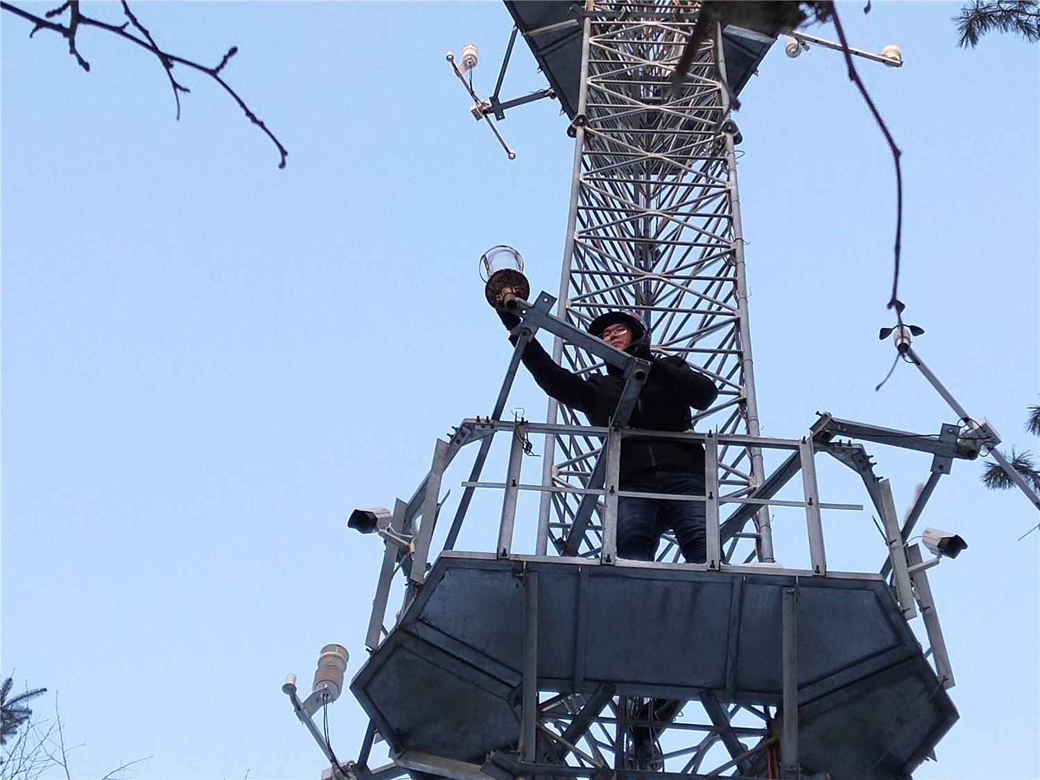 冰山雪海里的爬塔人