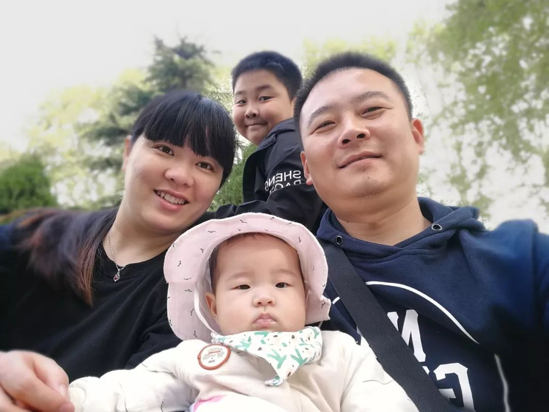 80多万的旅行轿车,80万旅游大巴车