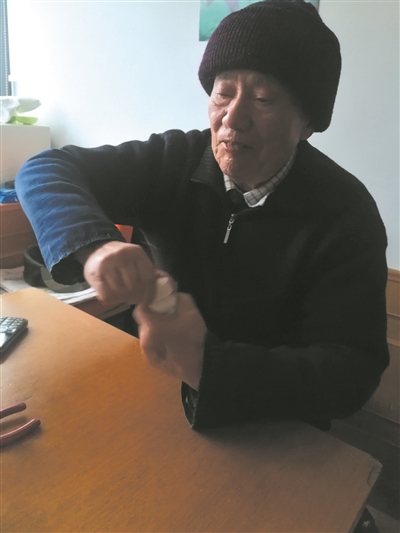 瓶装药片盖子怎么拧都拧不开其实这里面有窍门