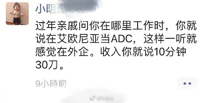 羽绒服背后带扣子,羽绒服背后的带子是挂衣服的吗