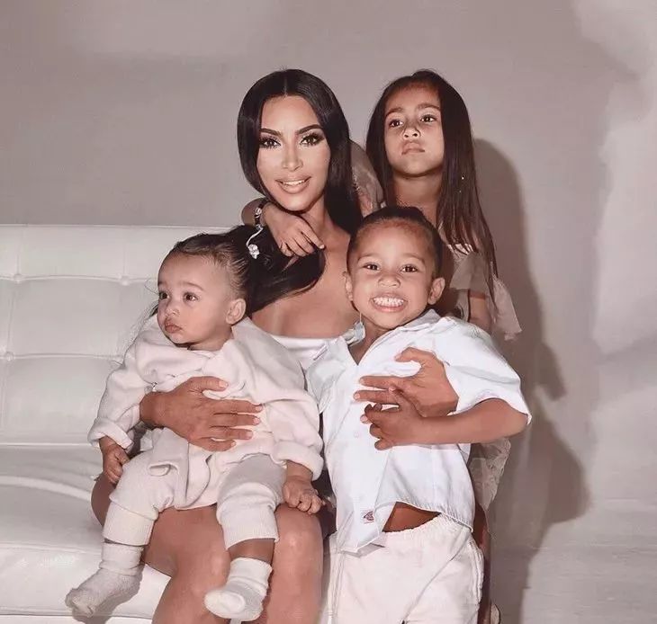 侃爷晒与卡戴珊合照想复合,侃爷卡戴珊时装发布会